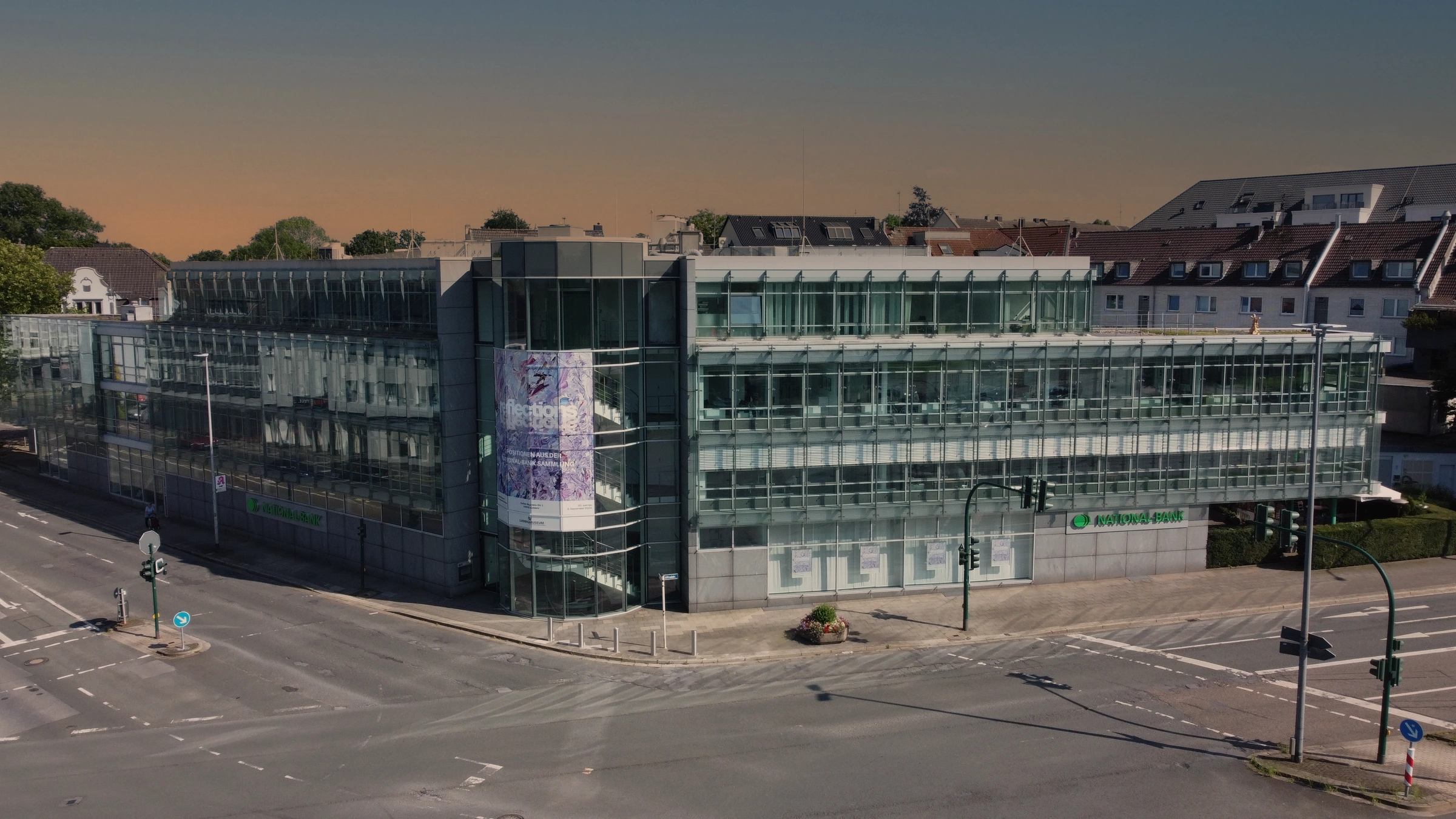 Hauptsitz der NATIONAL-BANK Immobilien GmbH in Essen bei Abenddämmerung. Seit 30 Jahren zuverlässiger Partner für hochwertige Immobilienlösungen.