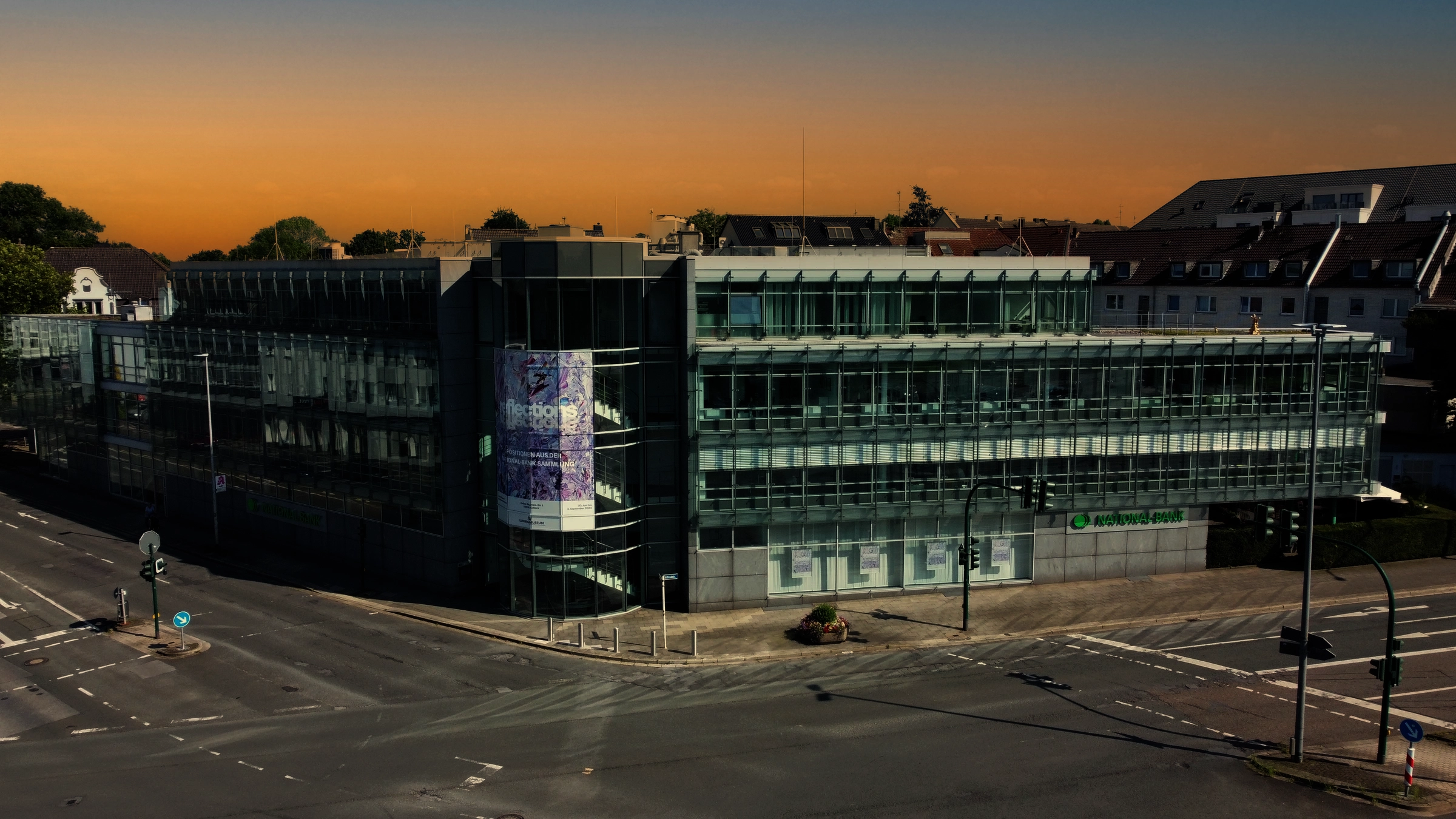national-bank-immobilien-gebaeude-abends NATIONAL-BANK Immobilien GmbH am Bredeneyer Kreuz in Essen bei Sonnenuntergang. Immobilienmakler für anspruchsvolle Privat- und Firmenkunden.