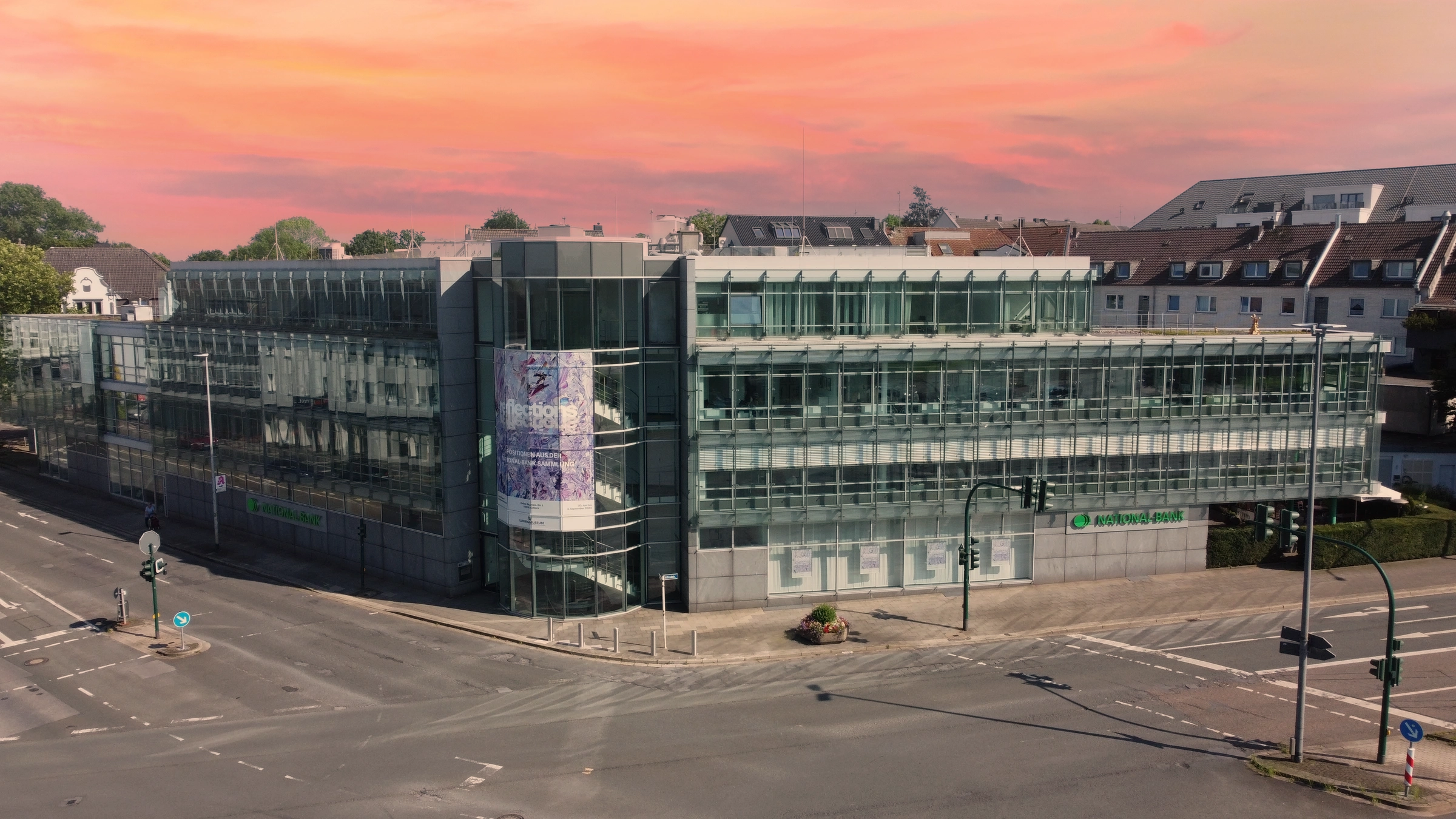 national-bank-immobilien-gebaeude-morgens NATIONAL-BANK Immobilien GmbH am Bredeneyer Kreuz in Essen bei Sonnenaufgang – modernes Bürogebäude, professioneller Immobilienmakler für die Region Ruhrgebiet.