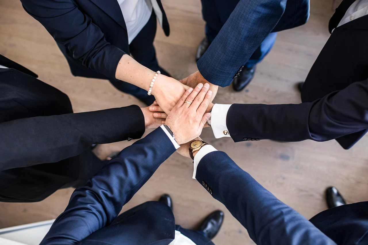 teamwork Teamarbeit bei NATIONAL-BANK Immobilien – gemeinsamer Einsatz für Ihre Immobilie.